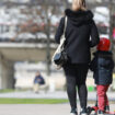 Carte parent solo, défiscalisation des pensions alimentaires : les mamans et papas isolés au cœur des débats politiques