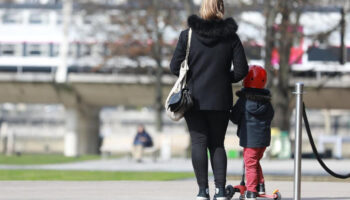 Carte parent solo, défiscalisation des pensions alimentaires : les mamans et papas isolés au cœur des débats politiques