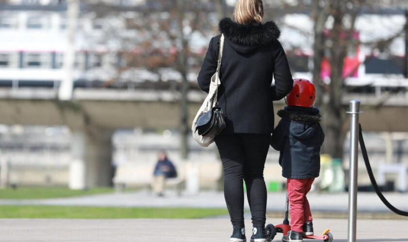 Carte parent solo, défiscalisation des pensions alimentaires : les mamans et papas isolés au cœur des débats politiques