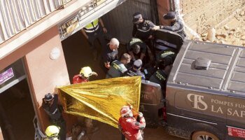 Continúan las labores de búsqueda en el barrio de La Torre: gente atrapada en garajes y dos personas en un ascensor