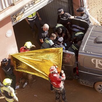 Continúan las labores de búsqueda en el barrio de La Torre: gente atrapada en garajes y dos personas en un ascensor