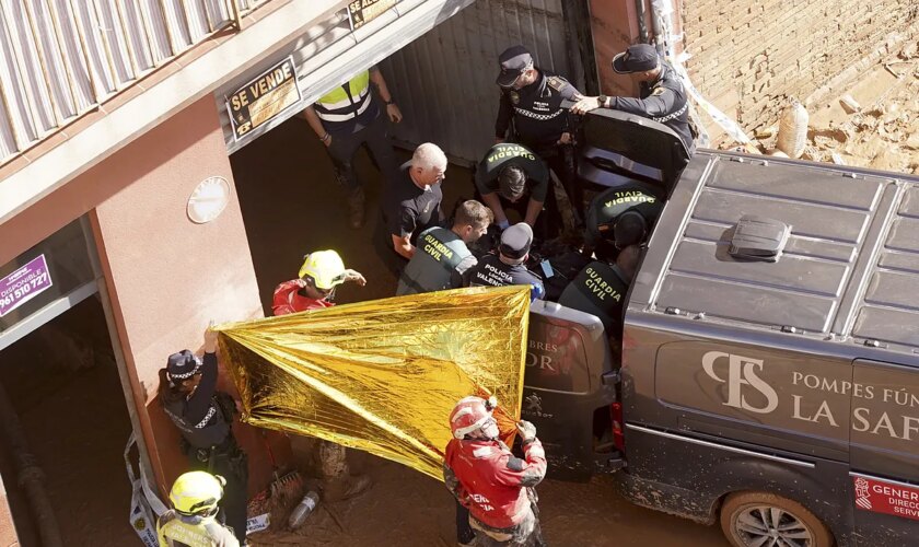 Continúan las labores de búsqueda en el barrio de La Torre: gente atrapada en garajes y dos personas en un ascensor