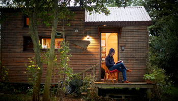 Dans cette cabane au cœur de la Bretagne, ils expérimentent la vie d’ermite : « J’ai redécouvert le silence »