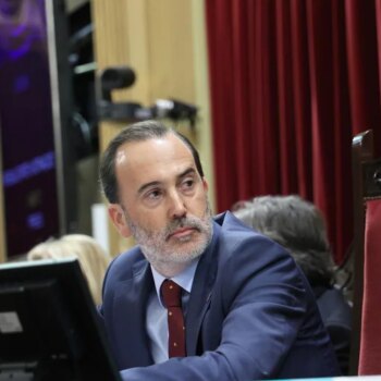 Del ordenador a la camiseta: la polémica foto vuelve al Parlamento balear