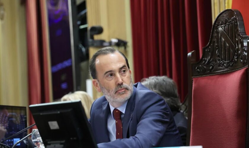 Del ordenador a la camiseta: la polémica foto vuelve al Parlamento balear