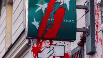 Des « actes de vandalisme » : pourquoi des agences BNP Paribas ont-elles été aspergées de peinture rouge à Paris ?