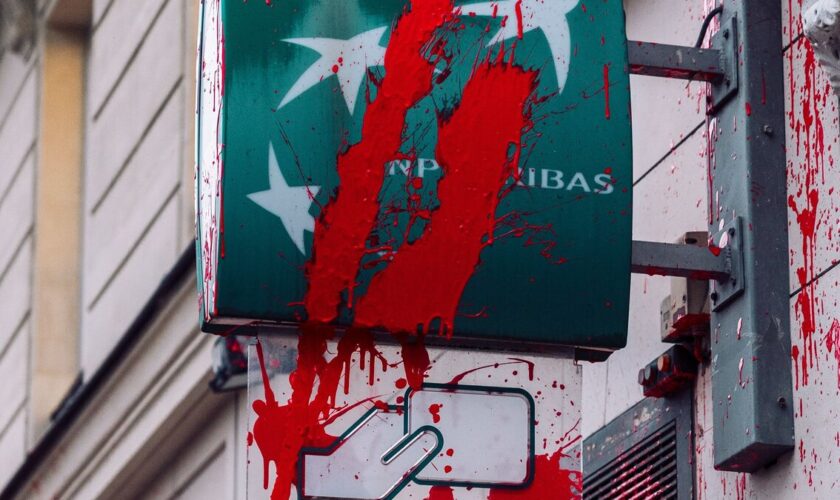 Des « actes de vandalisme » : pourquoi des agences BNP Paribas ont-elles été aspergées de peinture rouge à Paris ?