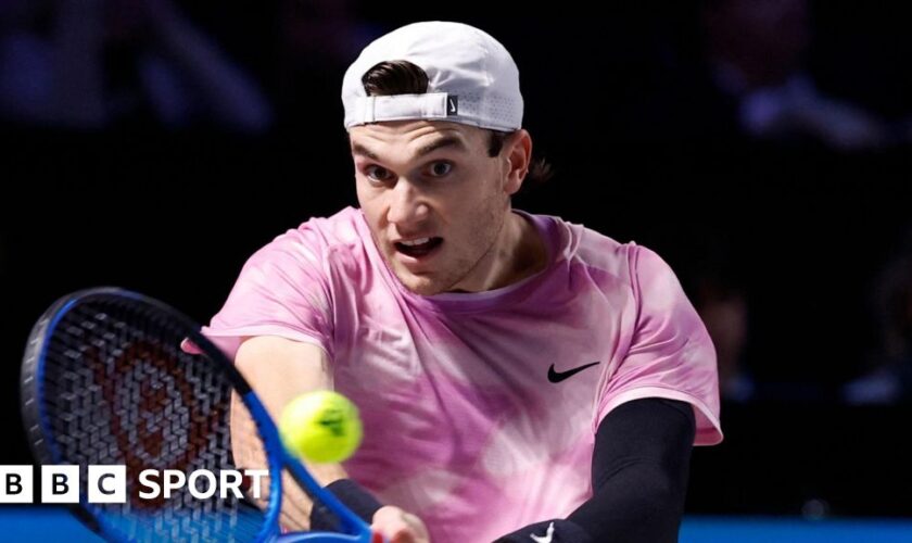 Jack Draper hits a backhand return in the Erste Bank Open in Vienna