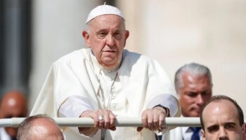 El Papa pide no cerrar la puerta a los inmigrantes tras el revés judicial al protocolo para deportarlos a Albania