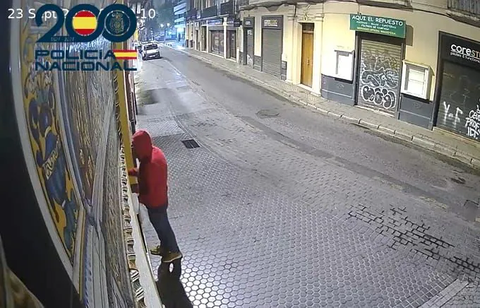 El detenido por las pintadas en los Panaderos también saboteó con silicona la puerta de la casa del teniente hermano mayor