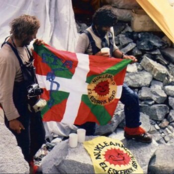 El homenaje del Athletic a los alpinistas que llevaron la ikurriña con el emblema de ETA hasta lo alto del Everest