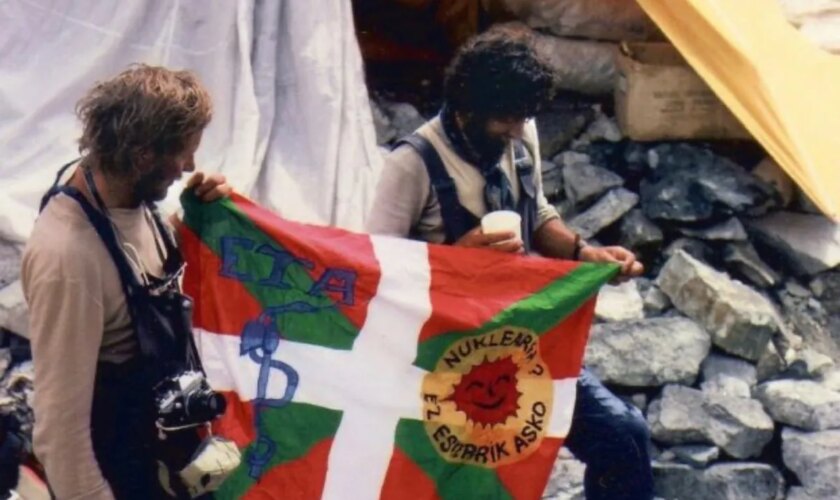 El homenaje del Athletic a los alpinistas que llevaron la ikurriña con el emblema de ETA hasta lo alto del Everest