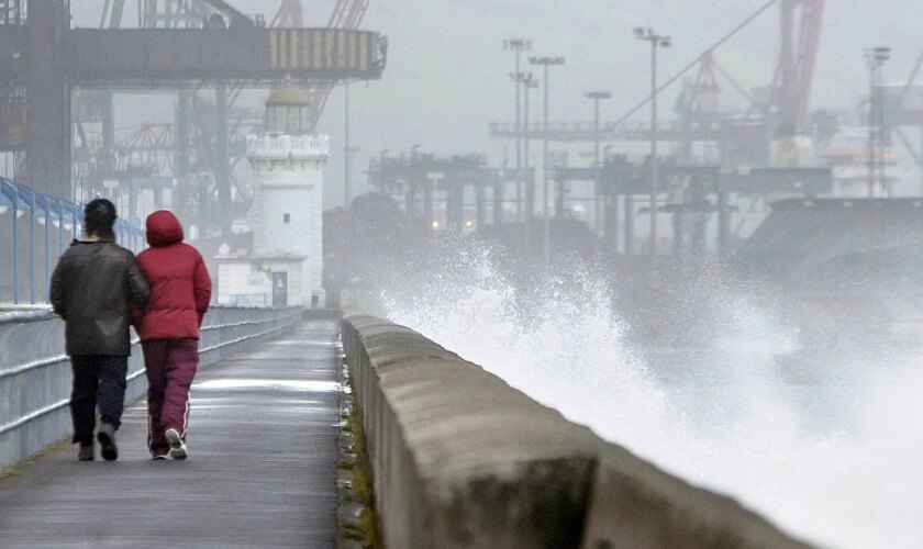 El impacto del huracán Kirk trae precipitaciones con rachas muy fuertes de viento a la Península y Baleares