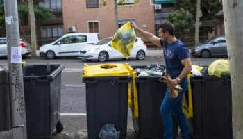 El nuevo 'tasazo' de basuras obligatorio para 2025 levanta en armas a los ayuntamientos: "Es el sablazo fiscal de Pedro Sánchez"