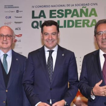 El presidente de la Junta de Andalucía destaca el papel de la sociedad civil como «contrapeso de los políticos»