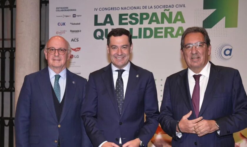 El presidente de la Junta de Andalucía destaca el papel de la sociedad civil como «contrapeso de los políticos»