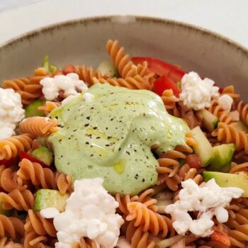 Ensalada de hélices de lentejas con verduras, huevo y salsa casera de cilantro