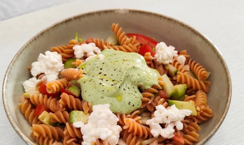 Ensalada de hélices de lentejas con verduras, huevo y salsa casera de cilantro