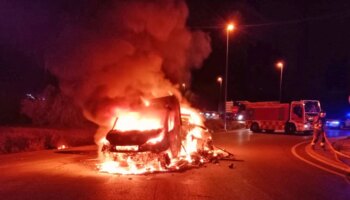 Espectacular incendio de un camión cargado de pollos en el acceso sur a Lucena por la A-45