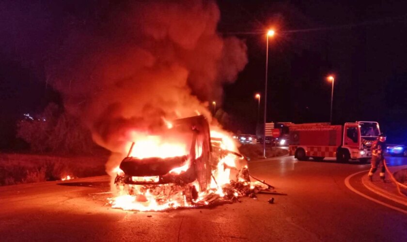 Espectacular incendio de un camión cargado de pollos en el acceso sur a Lucena por la A-45