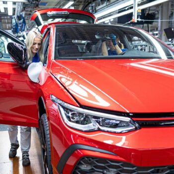 Fermetures d’usines, licenciements, baisses de salaires... Rattrapé par la crise de l’auto, Volkswagen engage une thérapie de choc