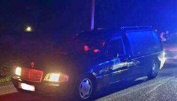 La Policía Local de O Porriño (Pontevedra) disuelve una carrera ilegal de vehículos con un coche fúnebre incluido