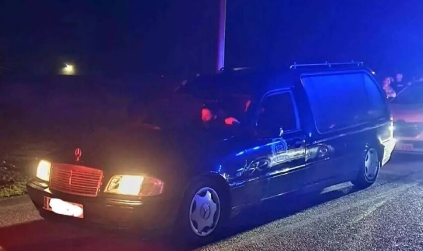 La Policía Local de O Porriño (Pontevedra) disuelve una carrera ilegal de vehículos con un coche fúnebre incluido