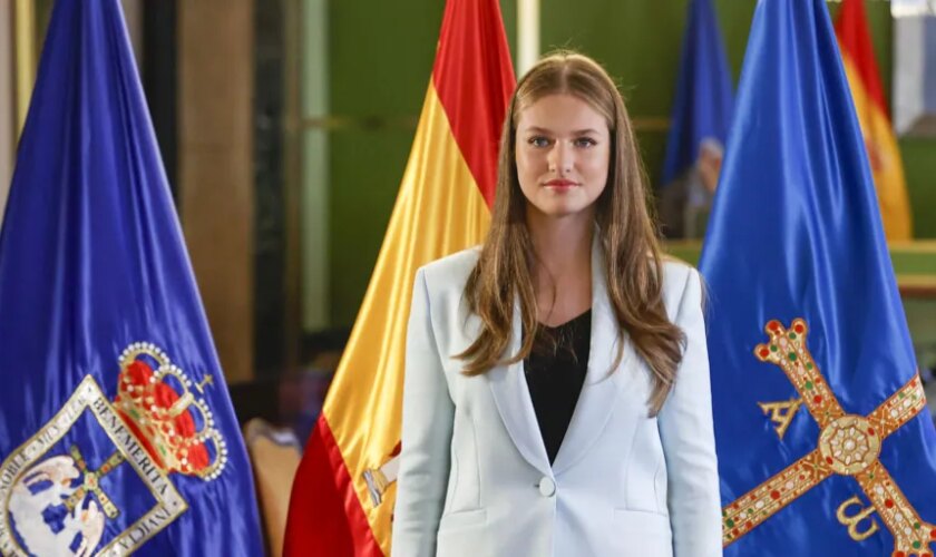 La Princesa Leonor rinde homenaje a Asturias con un traje azul para recibir el título de Alcaldesa Honoraria de Oviedo