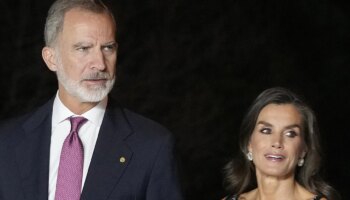 La Reina Letizia arrasa en la entrega de los Premios Planeta con un vestido negro y plata