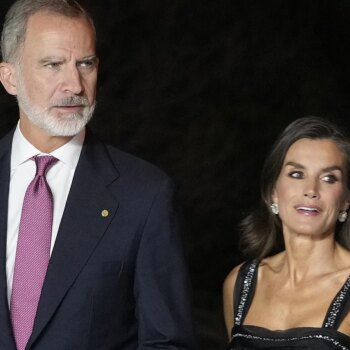 La Reina Letizia arrasa en la entrega de los Premios Planeta con un vestido negro y plata