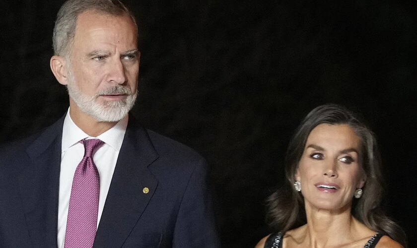 La Reina Letizia arrasa en la entrega de los Premios Planeta con un vestido negro y plata