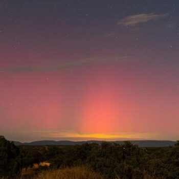 La aurora boreal desafía a la lógica y vuelve a iluminar espectacularmente los cielos de Córdoba