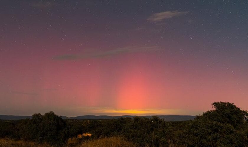 La aurora boreal desafía a la lógica y vuelve a iluminar espectacularmente los cielos de Córdoba