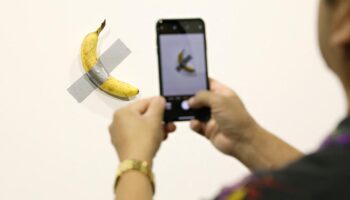 La banane de Maurizio Cattelan, estimée un million de dollars, fait son tour du monde