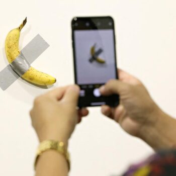 La banane de Maurizio Cattelan, estimée un million de dollars, fait son tour du monde