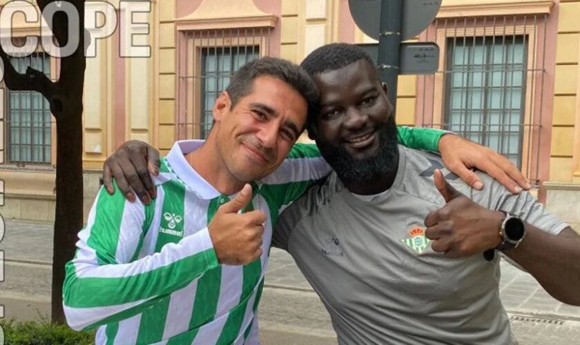 La emotiva historia del camarero 'sevillano' que llegó en patera de Gambia y sueña con ser fisioterapeuta del Betis