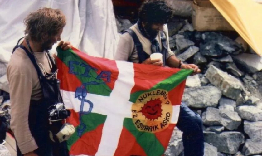 La ikurriña con logo de ETA, del Everest a San Mamés: expedición patrocinada, 44 años de desmemoria y un sherpa que "no entiende de política"