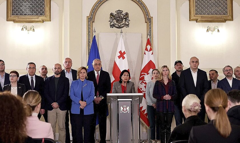 La presidenta de Georgia no reconoce la victoria electoral del Gobierno, que achaca a "una operación especial rusa", y convoca manifestaciones