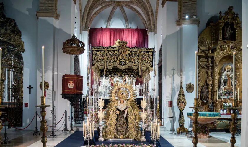 La simbología del besamanos de la Virgen de las Lágrimas de la Exaltación