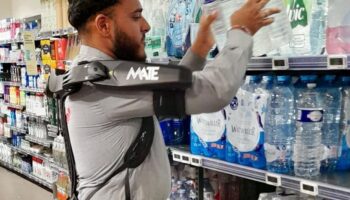 «La technologie a réduit mes courbatures» : chez Monoprix, des salariés expérimentent des exosquelettes