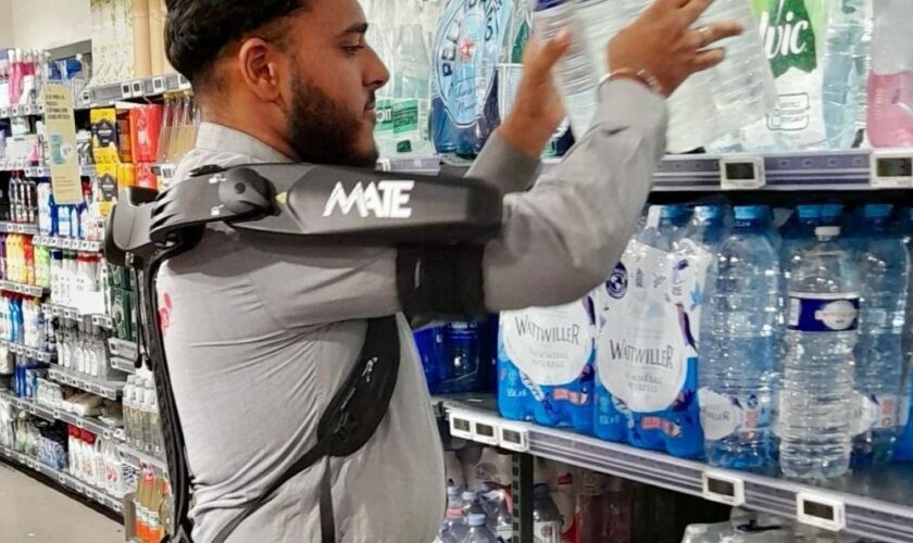 «La technologie a réduit mes courbatures» : chez Monoprix, des salariés expérimentent des exosquelettes