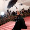 Lady Gaga donne le ton au gala du Met