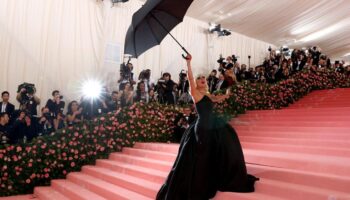 Lady Gaga donne le ton au gala du Met