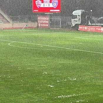 Ligue 2 : tempête, bagarres en tribunes, pelouse inondée... Le derby corse Ajaccio-Bastia interrompu