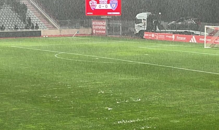 Ligue 2 : tempête, bagarres en tribunes, pelouse inondée... Le derby corse Ajaccio-Bastia interrompu