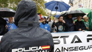 Los agentes protestan por la reforma de la ley mordaza que se tramita de urgencia en el Congreso