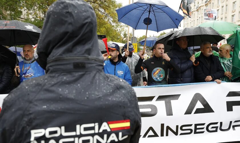 Los agentes protestan por la reforma de la ley mordaza que se tramita de urgencia en el Congreso