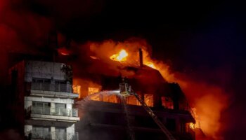 Los bomberos defienden su actuación en el incendio de Campanar pese a la avería en la primera escalera que llegó