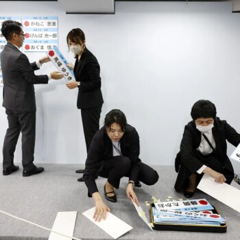 Los primeros sondeos apuntan a un duro revés en las elecciones de Japón para el omnipresente partido que lleva más de 60 años gobernando