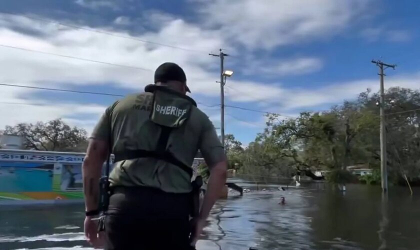 Los servicios de emergencia rescatan a un niño de 14 años flotando encima de una valla tras el paso del huracán Milton por Florida